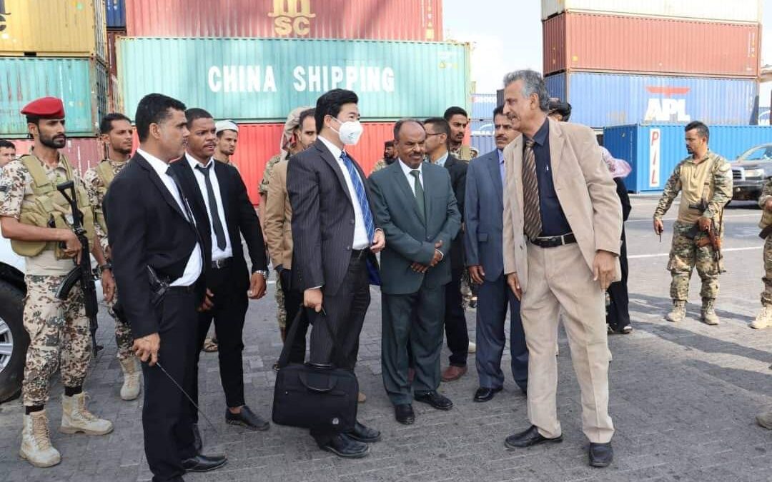 الوفد الدبلوماسي الصيني بقيادة الرفيق القائم باعمال السفارة شاو تشانغ يزور المنطقة الحرة ويناقش مع هيئة المنطقة الحرة أهمية تعزيز التعاون المشترك في تطوير الهيئة والميناء.