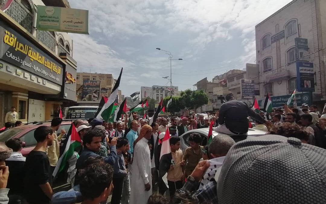 تعز.. مظاهرة حاشدة للتنديد بالمجازر التي يرتكبها الاحتلال الصهيوني في قطاع غزة.